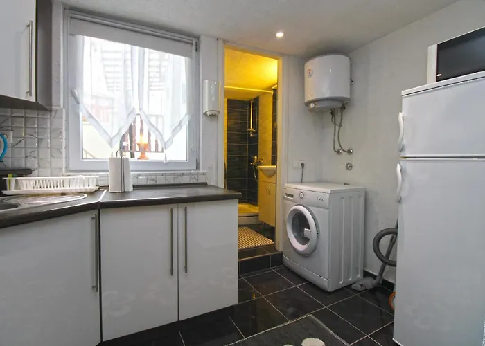 Adnan 2229 Apartman Póla